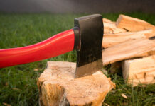 Jak naostrzyć narzędzia ogrodnicze? Praca naostrzoną siekierą